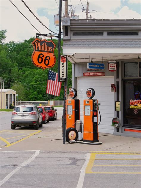 Downtown Main Street in Weston, MO - Phillips 66 Editorial Photo - Image of roads, restaurants ...