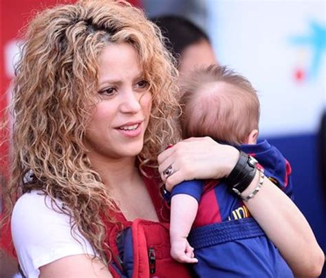 Sasha hijo de Shakira y Piqué ya patea el balón Tendencias LOS40