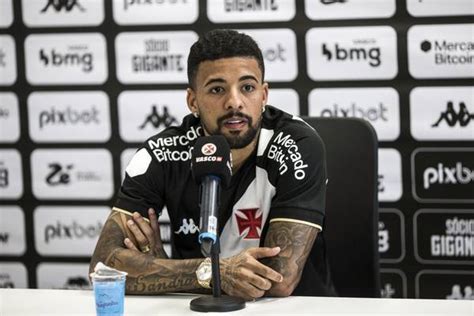 Paulinho é regularizado na CBF e já pode estrear pelo Vasco vasco ge