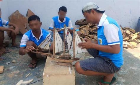 Kreatif Warga Binaan Lapas Jombang Ubah Limbah Kayu Jadi Miniatur