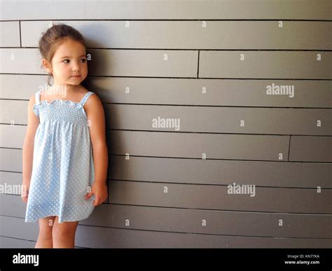 Jolie Petite Fille Debout Au Dessus Du Mur De Briques Moderne Avec