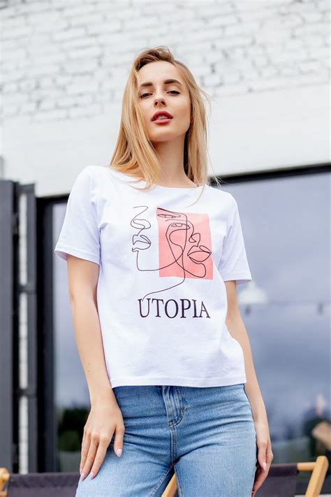 Белая футболка с модным принтом🌸