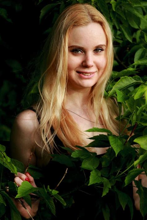 Blonde Feliz En El Bosque Imagen De Archivo Imagen De Color 88564605