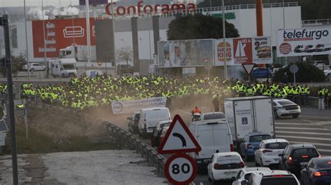 Imágenes del corte de la A 7 por los trabajadores de Acerinox en huelga