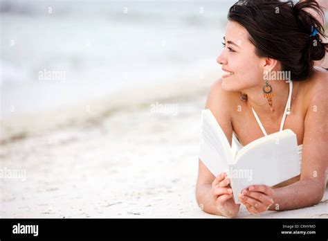 Feliz Mujer Joven En Bikini Tumbado En La Playa Leyendo Un Libro