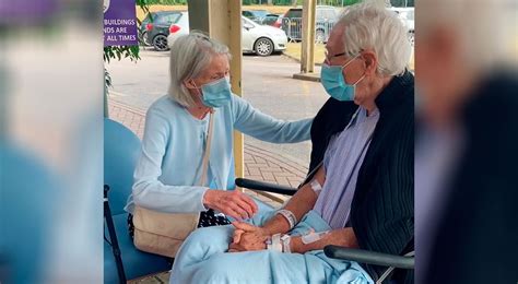 Tiktok Viral Pareja De Ancianos Protagonizan Romántico Reencuentro Tras La Cuarentena Video