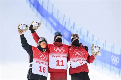 智取冰墩墩！苏翊鸣身披国旗与两位加拿大选手站上领奖台 直播吧zhibo8cc