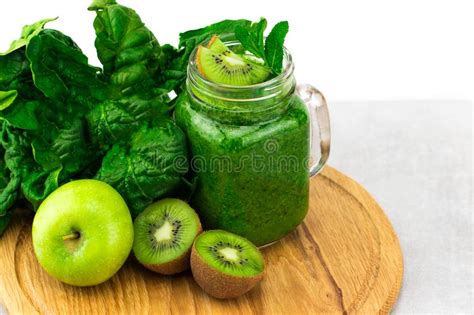 Smoothie Verde Sano Con Espinaca En Una Taza Del Tarro Con El