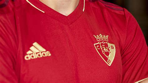 Patxi Puñal hace de modelo con las nuevas camisetas de Osasuna para el