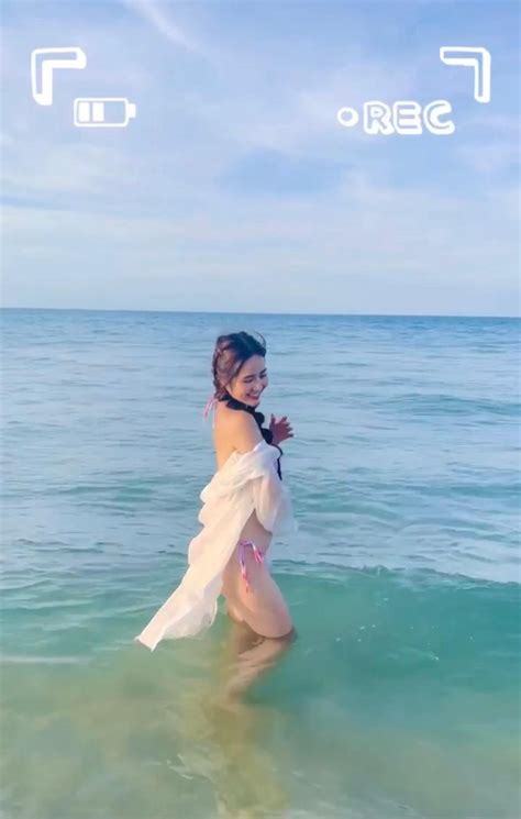 Huy N Lizzie Tung Clip Di N Bikini B C L A Kh R I M T