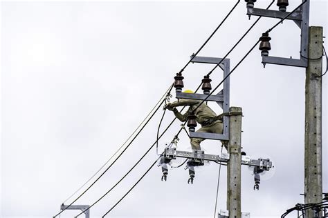 instalação segura e sistemática de eletricistas em postes de alta