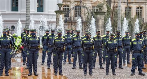 Policía Nacional Presenta Nuevo Uniforme Azul Con Código Qr Para