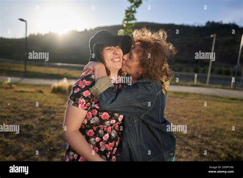 Mère Embrasse Sa Fille Banque De Photographies Et Dimages à Haute Résolution Alamy