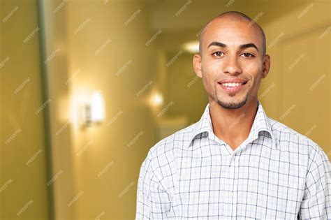 Premium Photo | Headshot portrait of young man smiling