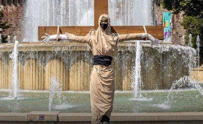 Statua Di Una Donna Col Burqa Crocifissa Lopera Installata In Piazza