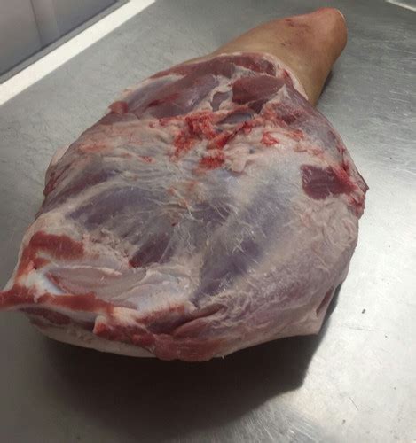 épaule de porc environ 6 kg soit 4 le kg boucherie des graves