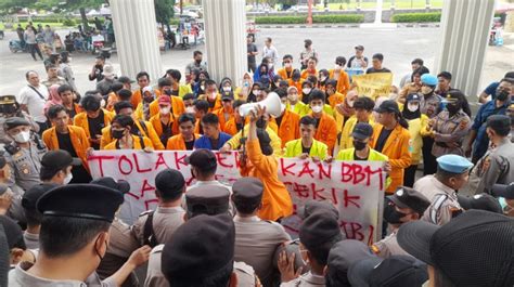 Puluhan Mahasiswa Jambi Gelar Aksi Tolak Bbm Di Gedung Dprd Terlibat