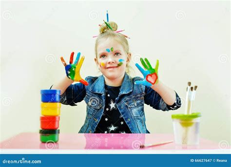 Petite Fille Avec Des Mains En Peinture Image Stock Image Du Jeans