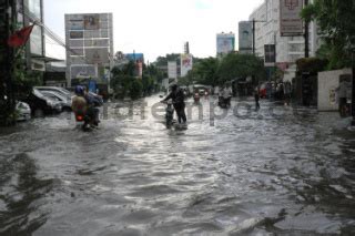 Genangan Air Di Jalan Kemang Raya Jakarta Datatempo