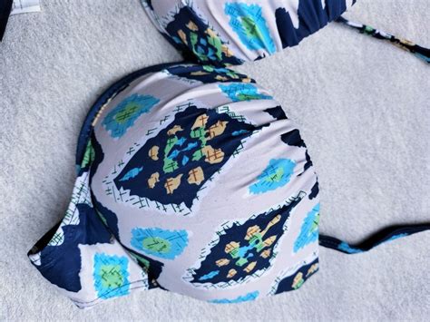 Bikini Size L Defect Olah Raga Baju Olahraga Di Carousell