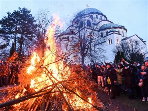 Info Bijeljina Ispred Hrama Svetog Save Na Vra Aru Nalo En Badnjak