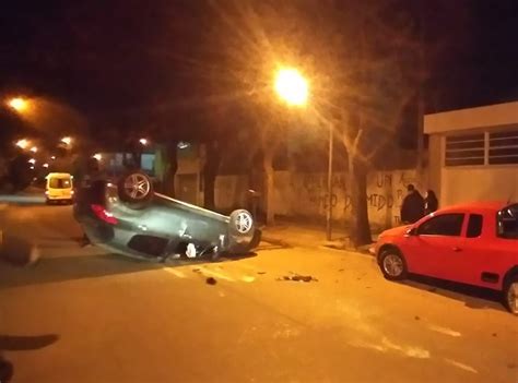 Accidente En Calles De Venado Tuerto Volcaron Y Escaparon Del Lugar