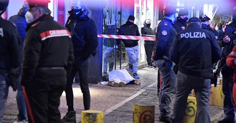 Napoli Agguato In Strada Ucciso Un 77enne Indagano Polizia E