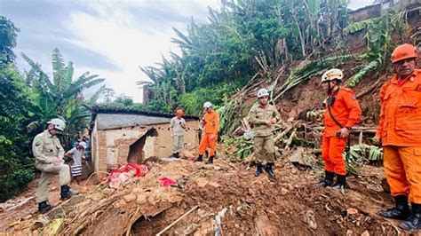 Mulher E Duas Crian As Morrem Em Desabamento De Casas Ap S Deslizamento