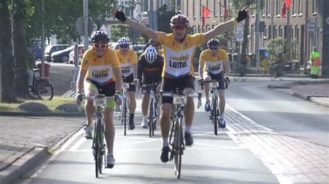 Duizenden Fietsers In Het Geel