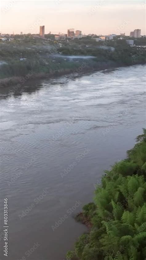 Stockvideon Border Between Brazil And Paraguay And Connects Foz Do