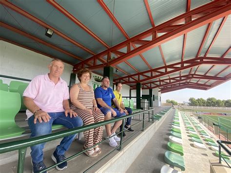 Se instalan asientos en las gradas del Campo de Fútbol para ofrecer un