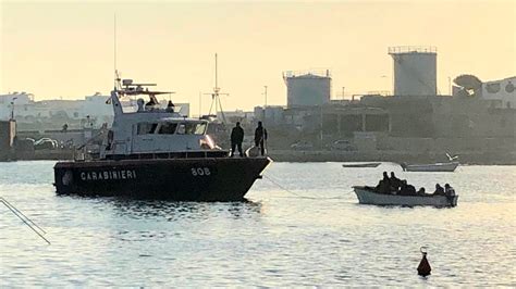 Weekend di sbarchi a Lampedusa l hotspot è già al collasso