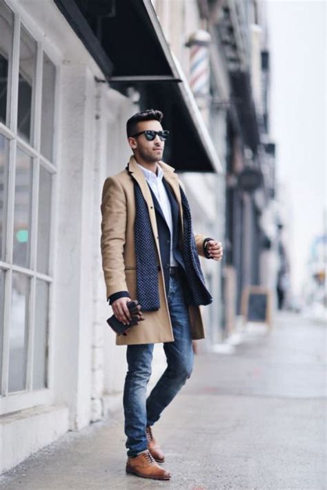 мужчина в светлых джинсах и пальто | Mens winter fashion, Mens fashion ...