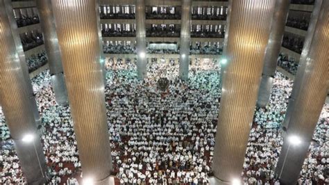 Presiden Jokowi Dan Wapres JK Tiba Di Masjid Istiqlal Kumparan