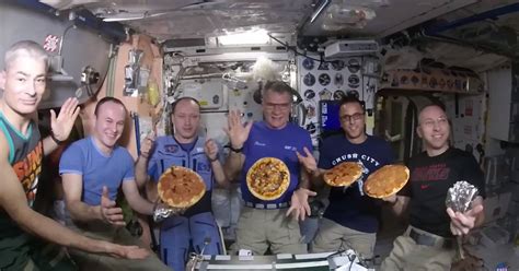 Astronauci przygotwują pizzę w kosmosie Noizz