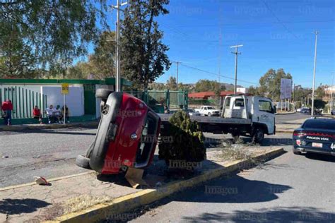 Volcadura en la vialidad La Encantada deja solo daños materiales