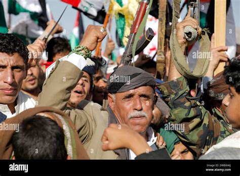 Sanaa Sanaa Yémen 12 janvier 2024 Un peuple brandit des armes