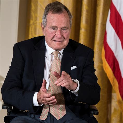 États Unis George Bush père est sorti de l hôpital