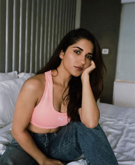 రహన శరమ Ruhani Sharma hot photo gallery