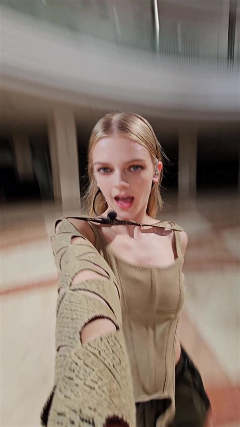 Weverse KATSEYE Media - It’s giving IT GIRL ENERGY 💅