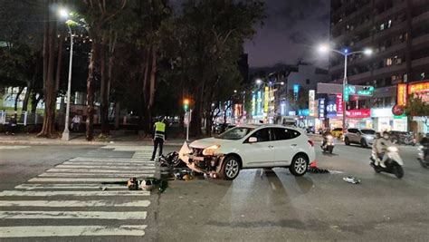 高雄驚悚車禍！19歲情侶雙載遭汽車撞飛 2人大腿骨折送醫 社會 三立新聞網 Setncom