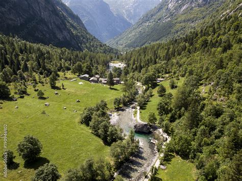 Vista Aerea Della Val Di Mello Una Valle Verde Circondata Da Montagne