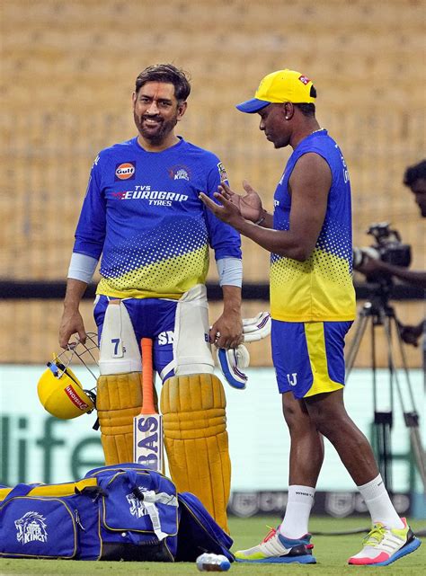 MS Dhoni chats with Dwayne Bravo | ESPNcricinfo.com