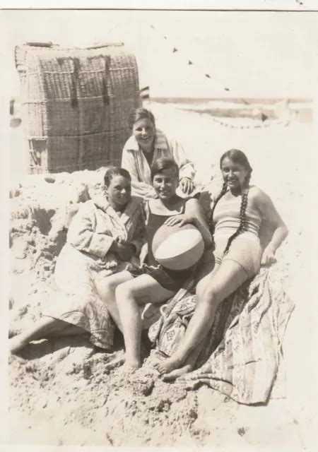 VINTAGE FOTO HÜBSCHE Mädchen im Badedress lange Zöpfe 1939 Sylt BDM EUR