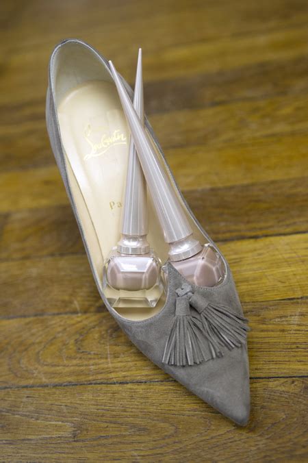 Christian Louboutin participa en el desfile de Olympia Le Tan con su esmalte de uñas Me Nude