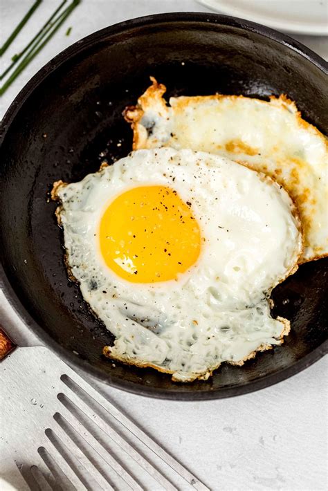 How to Cook a Fried Egg - Oh Sweet Basil