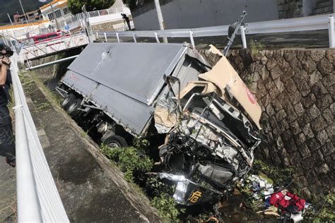 トラック川に落ち男性死亡 追突事故も、7人重軽傷 産経ニュース