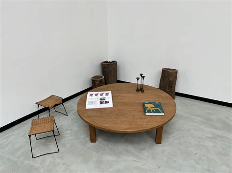 French arge circular coffee table from the 1950s, in oak For Sale at