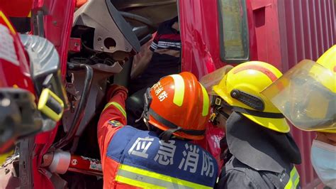 追尾渣土车！货车驾驶室变形司机被困 消防破拆救人 液压汇