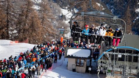 Stations de ski françaises sur une pente glissante avec des factures d